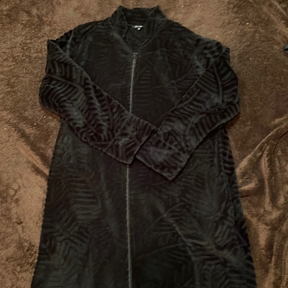 Black Fleece zipper front robe with pockets. Size medium